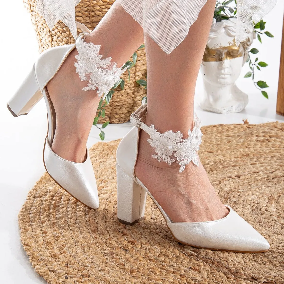 Beatriz - Ivory Lace Bridal Shoes